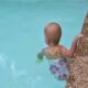 Συγκλονιστικό Βίντεο! Δείτε τι μπορεί να κάνει αυτό το 16 μηνών μωράκι μέσα στην πισίνα!