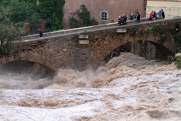 Γαλλία: Φονικές πλημμύρες με 4 νεκρούς και 2 αγνοούμενους!