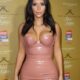 Kim Kardashian: Οι καμπύλες της ξεχειλίζουν από το ροζ θεόστενο λάτεξ φόρεμα της! (εικόνες)
