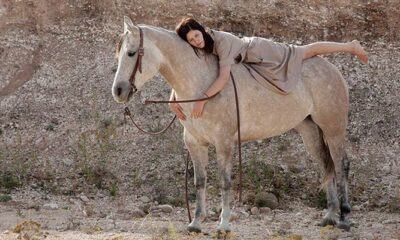 Γυναίκα φωτογραφήθηκε με το άλογο-σύζυγο της για να προωθήσει τους γάμους μεταξύ ανθρώπων και ζώων!