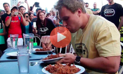 Ο Χριστός και η Παναγία! Θα πάθετε σοκ, δείτε τον να τρώει 4 πιάτα κρέας σε 4 λεπτά | Viral Video