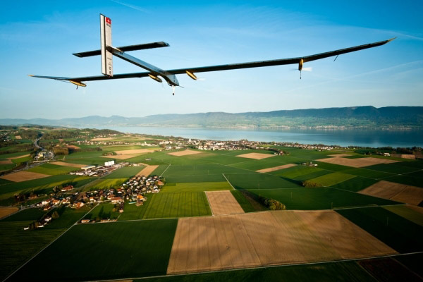 O πιλότος του ηλιακού Solar Impulse 2 κατέκτησε παγκόσμιο ρεκόρ