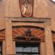 Πιστοί κατέστρεψαν το ανάγλυφο ενός «δαίμονα» στην πρόσοψη ιστορικού κτιρίου της Αγ. Πετρούπολης