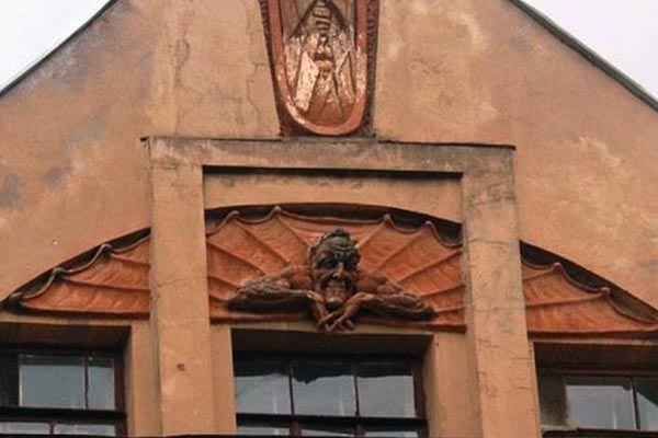 Πιστοί κατέστρεψαν το ανάγλυφο ενός «δαίμονα» στην πρόσοψη ιστορικού κτιρίου της Αγ. Πετρούπολης