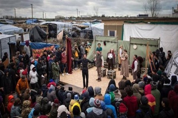 Ο «Άμλετ» μπροστά σε εκατοντάδες πρόσφυγες στη «ζούγκλα του Καλαί»