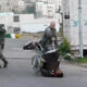 Ισραηλινός αστυνομικός πετά από αναπηρικό αμαξίδιο Παλαιστίνιο