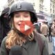 Θρασύδειλος κουκουλοφόρος στη Γαλλία χτυπά ρεπόρτερ που συνεχίζει σα να μη συνέβη τίποτα