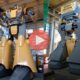 Όπως εξηγεί το ΑΜΠΕ, το ρομπότ διαθέτει ένα υπερυψωμένο «κόκπιτ» με οθόνες και μοχλούς για τον πιλότο που ελέγχει τα ρομποτικά άκρα του. | Διεθνείς Ειδήσεις