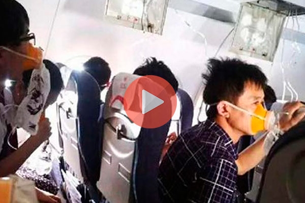 Και ενώ το αεροπλάνο πετούσε στη νοτιοδυτική Κίνα στα 32.000 πόδια πραγματοποίησε αναγκαστική προσγείωση καθώς έσπασε ένα παράθυρο στο πιλοτήριο | Διεθνείς Ειδήσεις