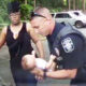 «Ήρωας» αστυνομικός έσωσε μωρό από πνιγμό μέχρι να έρθει το ασθενοφόρο