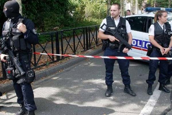 Ο άνδρας «απείλησε» και «όρμησε» εναντίον των αστυνομικών, συμπληρώνει η αστυνομική διεύθυνση, που διευκρινίζει ότι οι αστυνομικοί πυροβόλησαν «πολλές φορές» | Γαλλία Ειδήσεις