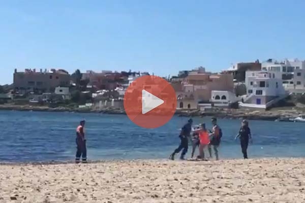 Τρομακτική σκηνή σε παραλία της Ίμπιζα, με έναν αστυνομικό να λέει σε τρεις λουόμενους να φύγουν, εκείνοι να αρνούνται και να χρησιμοποιεί, τελικά, το γκλοπ του, για να πηδήξει πάνω του ένας τύπος και να κοντέψει να τον πνίξει στη θάλασσα | Ισπανία Ειδήσεις