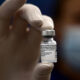 Μόσιαλος για το εμβόλιο: Μειώνει το ιικό φορτίο - Αβέβαιο αν εμποδίζει τη μετάδοση