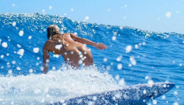 Η 28χρονη που σερφάρει γυμνή στα κύματα και γίνεται viral