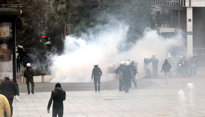 Θεσσαλονίκη: Επεισόδια και χιονoπόλεμος με τα ΜΑΤ στη συγκέντρωση κατά του lockdown
