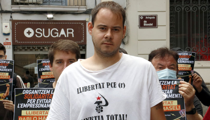 Ισπανία: Ράπερ που καταδικάστηκε για προσβολή της μοναρχίας κλειδώθηκε σε Πανεπιστήμιο