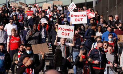 Χιλιάδες κόσμου σε διαδήλωση κατά του Κρόνκι έξω απ’ το «Emirates»