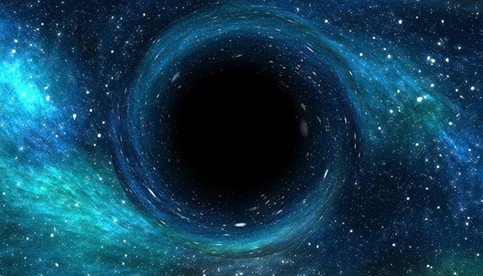 Η μαύρη τρύπα βρίσκεται σε απόσταση 1.500 ετών φωτός από τη Γη, έχει περίπου τριπλάσια μάζα από τον Ήλιο, ενώ σε τροχιά γύρω της βρίσκεται ένα άστρο ερυθρός γίγαντας