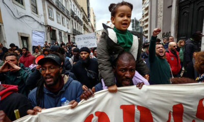 Χιλιάδες πολίτες βγήκαν στους δρόμους της Λισαβόνας, στην Πορτογαλία, τη νύχτα του Σαββάτου, με αίτημα να βελτιωθούν οι συνθήκες διαβίωσης