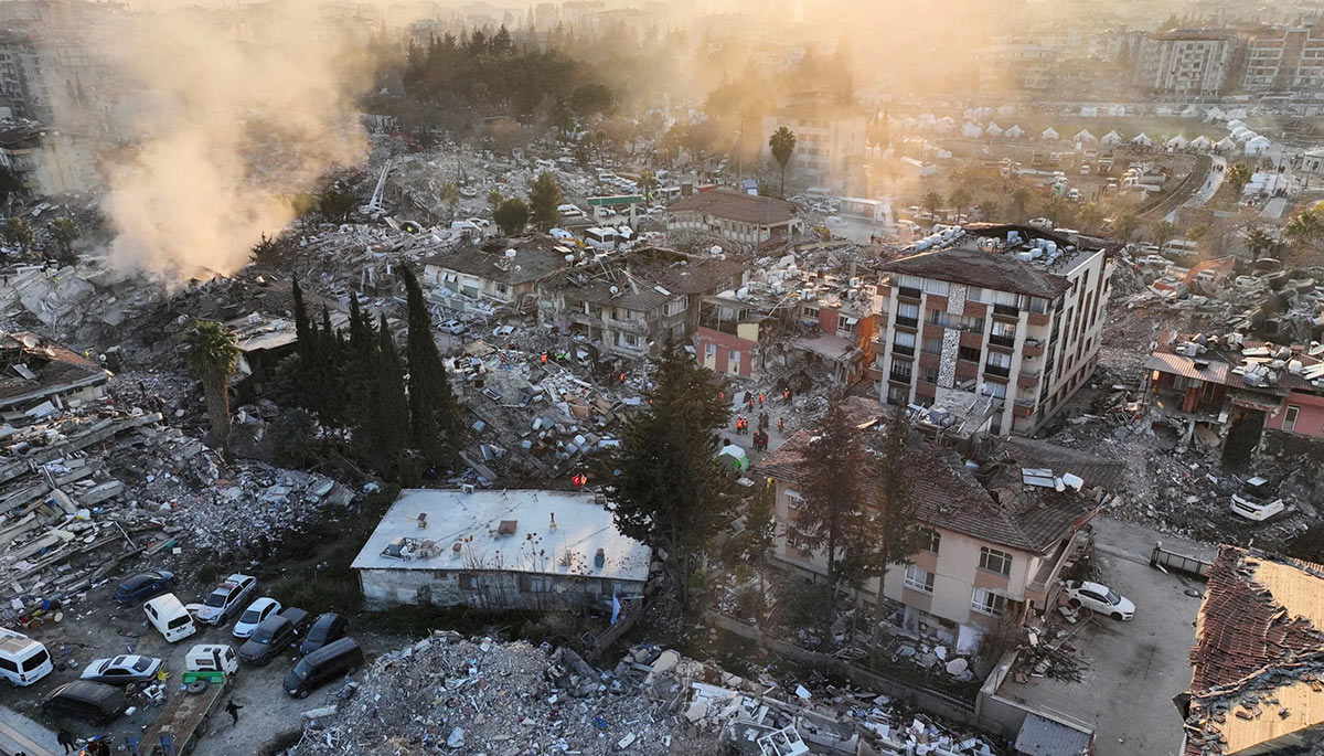 Σχεδόν 41.000 άνθρωποι έχασαν τη ζωή τους από τον φονικό σεισμό που έπληξε τη Δευτέρα (4.2.2023) την Τουρκία και τη Συρία