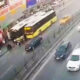 Δείτε το βίντεο με τη στιγμή που ο οδηγός πέφτει πάνω στη στάση του λεωφορείου
