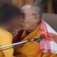 Δαλάι Λάμα: Ο σάλος για το ρουφηχτό φιλί με ένα αγόρι