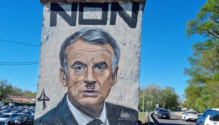 Τοιχογραφία απεικονίζει τον Μακρόν σαν τον Χίτλερ