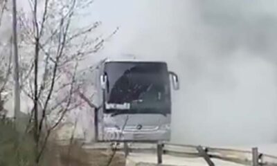 Οι 52 μαθητές από το του Γενικό Λύκειο Πευκών της Θεσσαλονίκης, οι οποίοι επιστρέφοντας από την Κέρκυρα, παρατήρησαν καπνούς να βγαίνουν από τη μηχανή του λεωφορείου, κατέβηκαν όλοι με ασφάλεια.