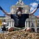 Λισαβόνα: Ακτιβιστές μάζεψαν 650.000 αποτσίγαρα και τα στοίβαξαν σε πλατεία